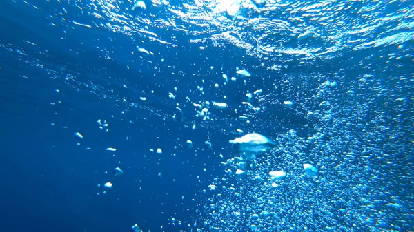 海の底から多くの気泡が立ち上がり — ストック写真