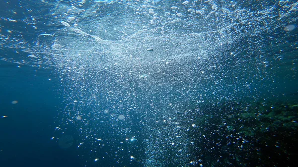 Mnoho Vzduchových Bublin Stoupá Dna Moře — Stock fotografie