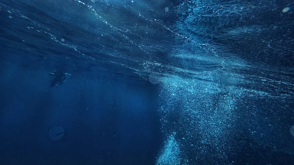 海の底から多くの気泡が立ち上がり — ストック写真