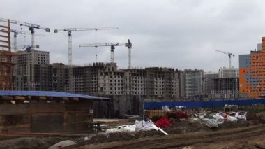 Çok katlı evin inşaat. İnşaat alanı.