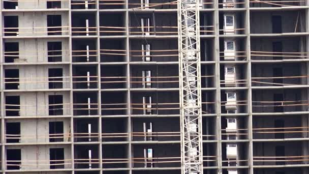 Construcción de casa de varios pisos. Lugar de construcción . — Vídeos de Stock