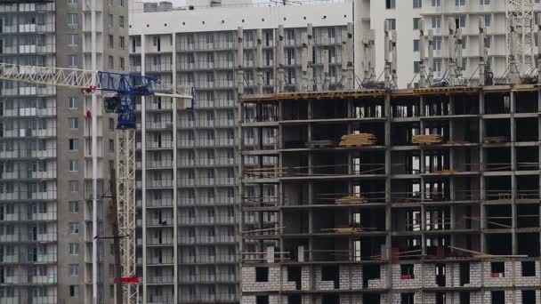 Construcción de casa de varios pisos. Lugar de construcción . — Vídeo de stock