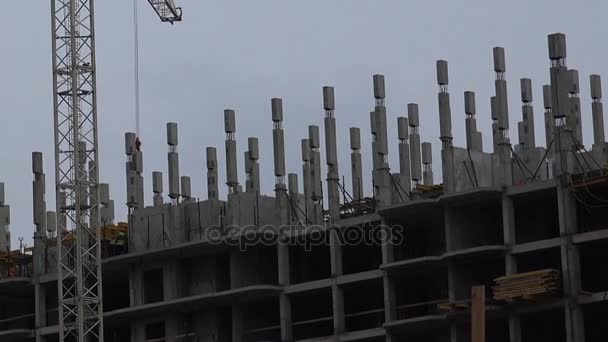 Byggandet av flera våningar hus. Byggarbetsplats. — Stockvideo
