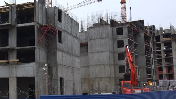 Construção de casa de vários andares. Local de construção . — Vídeo de Stock