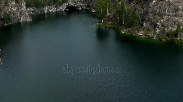 Landskap marmor Canyon. Ruskeala. Karelen. — Stockvideo