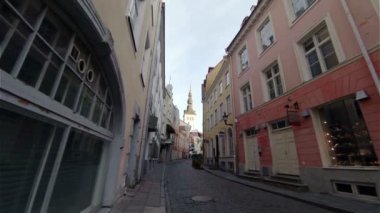 Eski Tallinn. Mimari, eski evler, sokaklar ve mahalleler. Estonya.