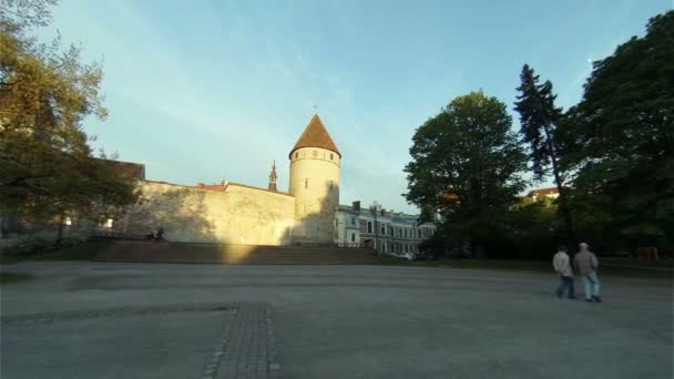 Eski Tallinn. Mimari, eski evler, sokaklar ve mahalleler. Estonya. — Stok video