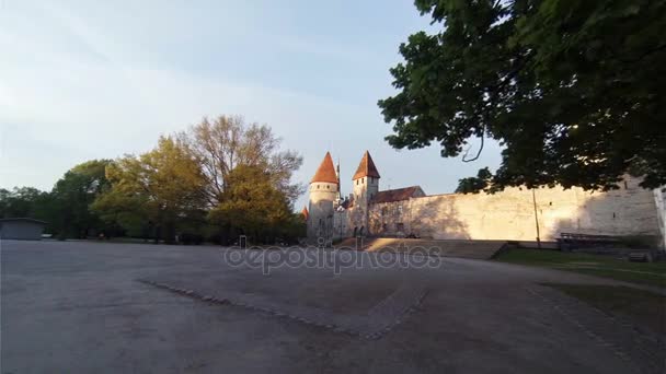 Starý Tallinn. Architektura, starých domů, ulic a čtvrtí. Estonsko. — Stock video