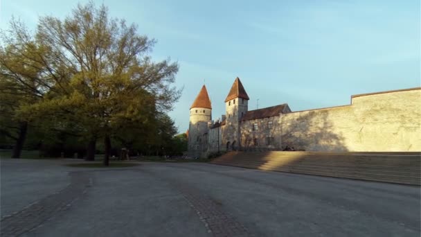 O velho Tallinn. Arquitetura, casas antigas, ruas e bairros. Estónia . — Vídeo de Stock