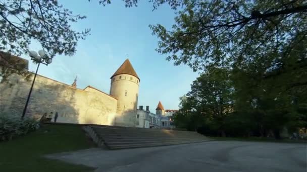 Starý Tallinn. Architektura, starých domů, ulic a čtvrtí. Estonsko. — Stock video