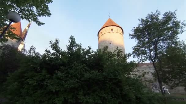오래 된 탈린입니다. 건축, 오래 된 집, 거리와 동네. 에스토니아. — 비디오