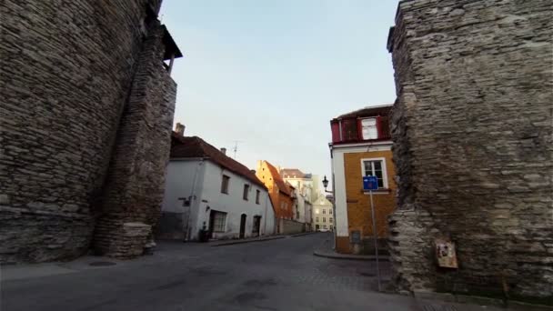 Eski Tallinn. Mimari, eski evler, sokaklar ve mahalleler. Estonya. — Stok video