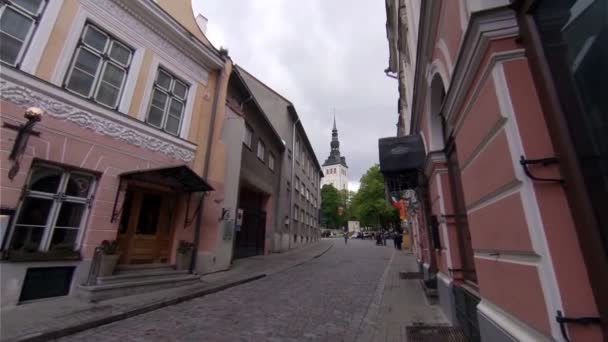 오래 된 탈린입니다. 건축, 오래 된 집, 거리와 동네. 에스토니아. — 비디오
