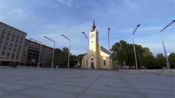 Kościół, świątynia na Starym Tallinie. Estonia. — Wideo stockowe