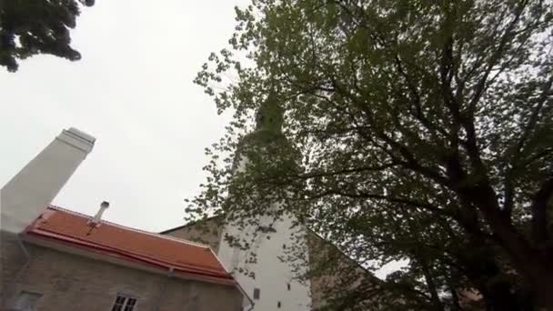 Kirche, Tempel im alten Tallinn. Estland. — Stockvideo
