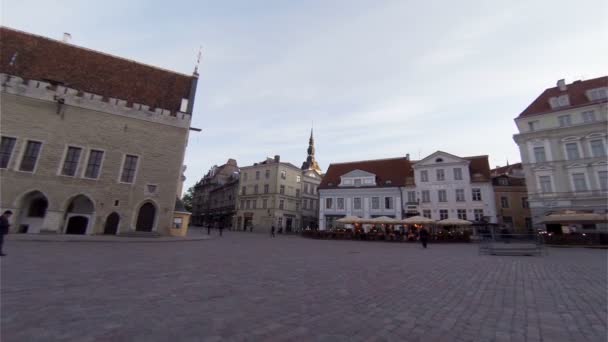 Belediye Meydanı eski Tallinn içinde. Estonya. — Stok video