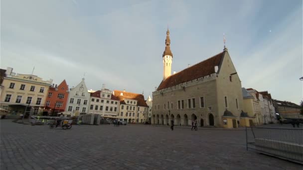 Town Hall Square in the old Tallinn. Estonia. — Stock Video