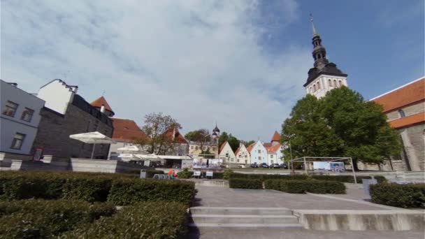 Oude Tallinn. Architectuur, oude huizen, straten en buurten. Estland. — Stockvideo