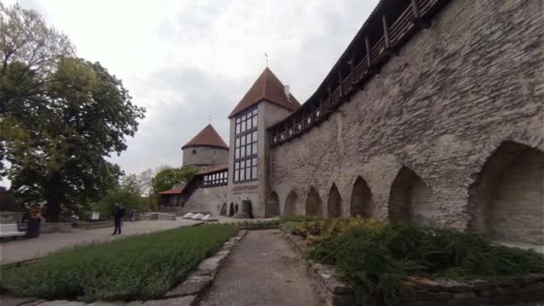 Old Tallinn. Arhitectură, case vechi, străzi și cartiere. Estonia . — Videoclip de stoc