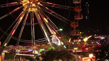 Dönme dolap parlak ışıklar içinde. Golden Sands. Bulgaristan beldesinde.