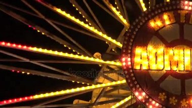 Dönme dolap parlak ışıklar içinde. Golden Sands. Bulgaristan beldesinde.