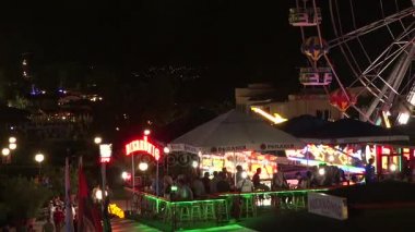 Dönme dolap parlak ışıklar içinde. Golden Sands. Bulgaristan beldesinde.