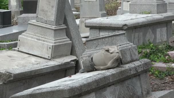 Zerstörte die Gräber auf dem jüdischen Friedhof. Warna. Bulgaren. — Stockvideo