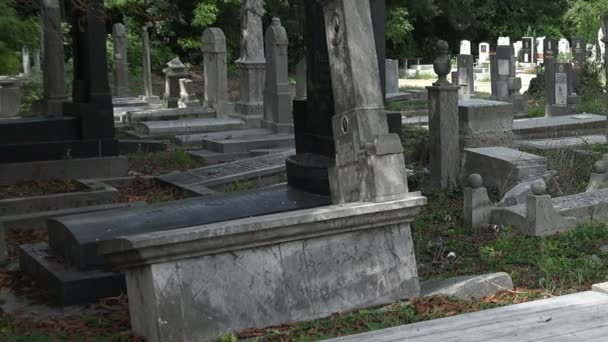 Distrusse le tombe del cimitero ebraico. Varna. Bulgaria . — Video Stock
