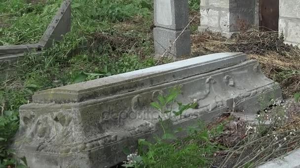 Distrusse le tombe del cimitero ebraico. Varna. Bulgaria . — Video Stock