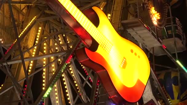 Neon gitarren. Golden Sands. Resort i Bulgarien. — Stockvideo