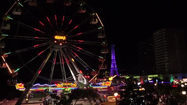 Grande roue dans des lumières vives. Golden Sands. Resort en Bulgarie . — Video