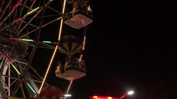 Roda Ferris dalam cahaya terang. Golden Sands. Resort di Bulgaria . — Stok Video