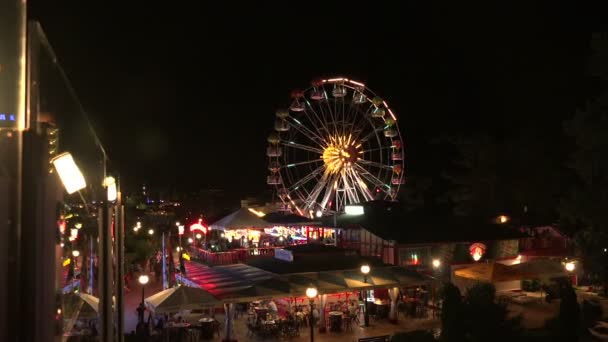 Ruota panoramica a luci accese. Golden Sands. Resort in Bulgaria . — Video Stock