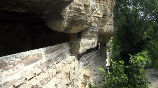 Klooster van de Aladzha in de bergen. Varna. Bulgarije. — Stockvideo
