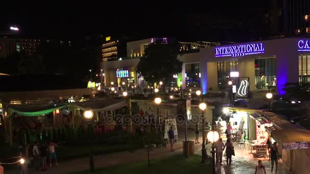 Noční život v letovisku Zlaté písky. Varna. Bulharsko. — Stock video