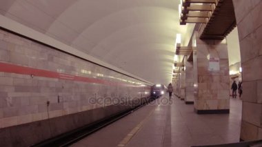 Metroda tren..