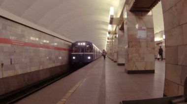 Metroda tren..