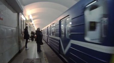 Metroda tren..