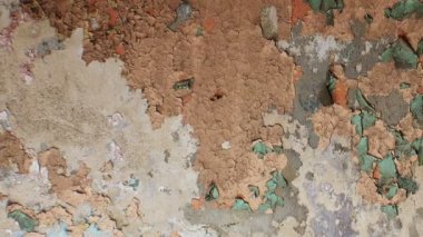 Duvardaki eski püskü boya.