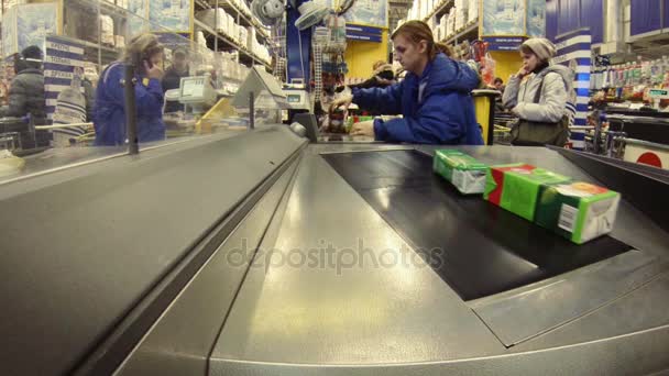 Shoppers at the store checkout. — Stock Video