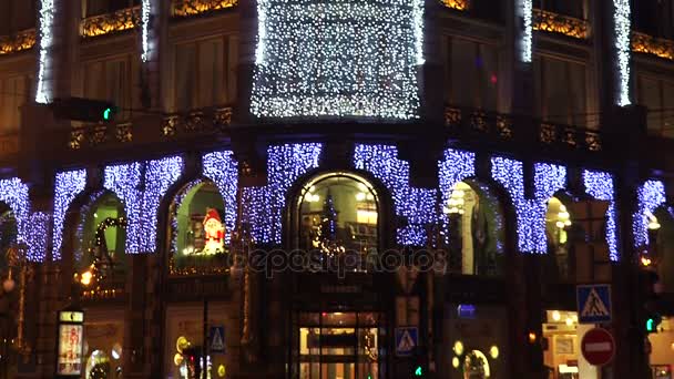 Zinger hus i St. Petersburg i Christmas garland. — Stockvideo
