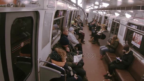 Pasażerów w pociągu metra samochodu. — Wideo stockowe