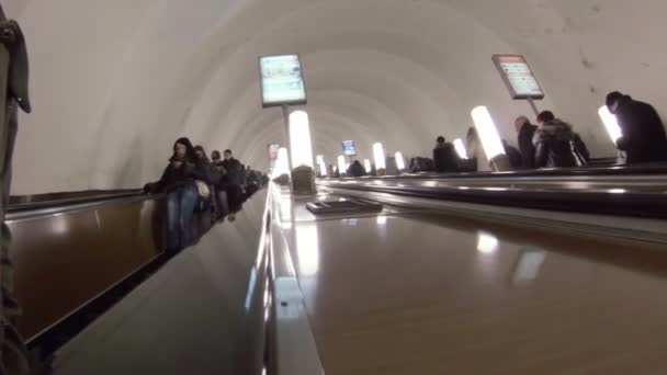 Rulltrappa med folk i tunnelbanan. — Stockvideo