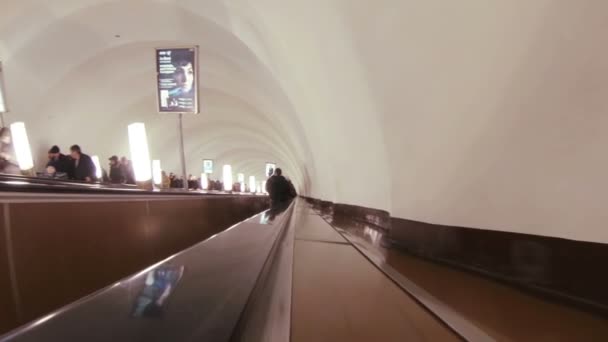 Rolltreppe mit Menschen in der U-Bahn. — Stockvideo