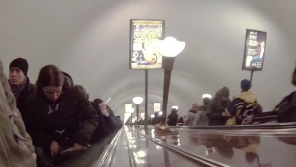 Rolltreppe mit Menschen in der U-Bahn. — Stockvideo