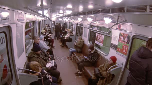 Пасажирів у поїзді метро автомобіля. — стокове відео