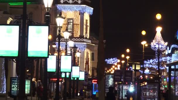 Toren met slingers op de Nevsky Prospekt in Sint-Petersburg. — Stockvideo