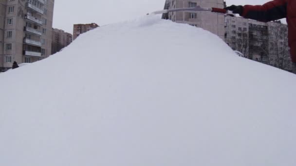 Водій автомобіля зі снігу розчиняється . — стокове відео