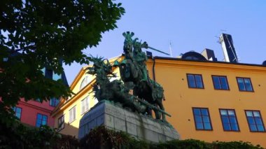 Saint George ve Stockholm'de ejderha heykeli. Eski şehir. İsveç.