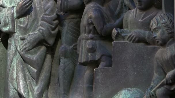 Bas-relief of the king and his subjects in Stockholm. Sweden. — Stock Video